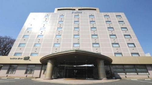 Yonezawa - Hotel / Vacation STAY 16072 في يونيزاوا: مبنى كبير امامه مدخل كبير