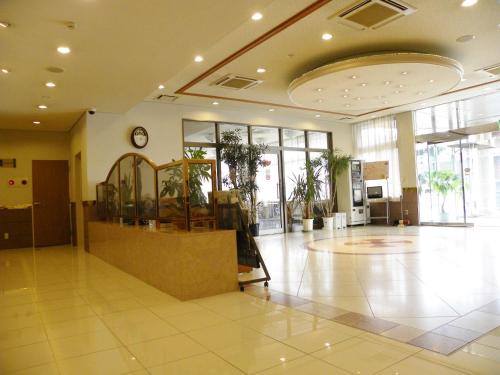um lobby com um relógio na parede de um edifício em Yonezawa - Hotel / Vacation STAY 16072 em Yonezawa
