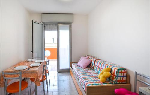 ein Wohnzimmer mit einem Sofa und einem Tisch in der Unterkunft Amazing Apartment In Bibione With Outdoor Swimming Pool in Bibione