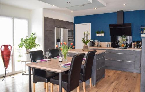 une cuisine avec une table en bois et des chaises noires dans l'établissement 3 Bedroom Gorgeous Home In Milizac, à Milizac