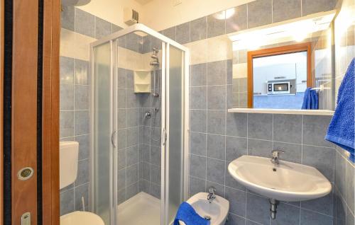 ein Bad mit einer Dusche, einem Waschbecken und einem WC in der Unterkunft Amazing Apartment In Bibione With Outdoor Swimming Pool in Bibione