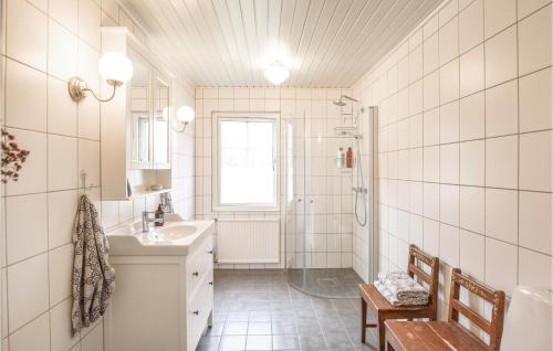 uma casa de banho branca com um lavatório e um chuveiro em Gorgeous Home In Kpmannebro With Wifi em Köpmannebro