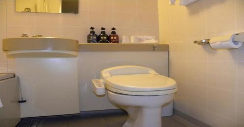 米澤的住宿－Yonezawa - Hotel / Vacation STAY 14338，浴室配有白色卫生间和盥洗盆。