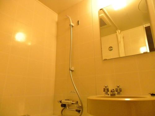 uma casa de banho com um chuveiro, um lavatório e um espelho. em Yonezawa - Hotel / Vacation STAY 14340 em Yonezawa