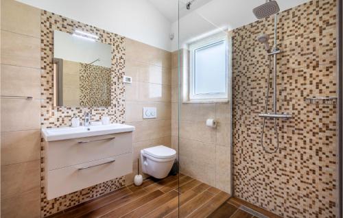 ein Bad mit einem WC, einem Waschbecken und einer Dusche in der Unterkunft 3 Bedroom Awesome Home In Vodnjan in Vodnjan
