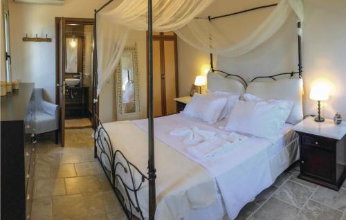 1 dormitorio con 1 cama grande con dosel en Amazing Home In Koroni With Wifi, en Koroni