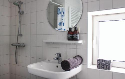 Baño blanco con lavabo y espejo en Vossenhol, en Ommen