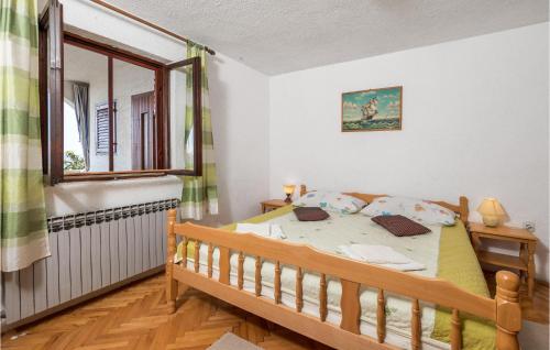 Habitación pequeña con cama y ventana en Amazing Home In Stinica With Wifi, en Stinica
