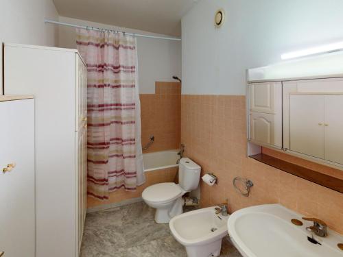 une salle de bain avec toilettes et lavabo dans l'établissement Studio spacieux avec terrasse, parking, face mer, proche plages et commodités - FR-1-196-320, à Roquebrune-Cap-Martin