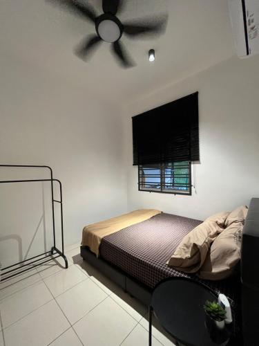 Schlafzimmer mit einem Bett und einem Deckenventilator in der Unterkunft Tun Teja Homestay Jasin Melaka in Jasin