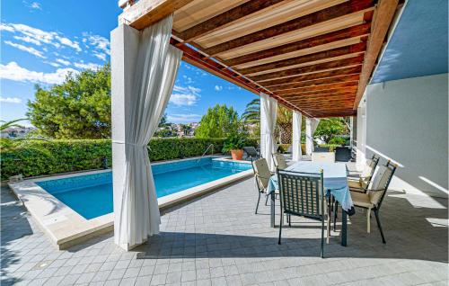 Stunning Home In Okrug Gornji
