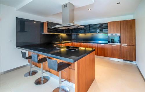 Stunning Home In Okrug Gornji