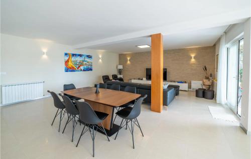 Stunning Home In Okrug Gornji