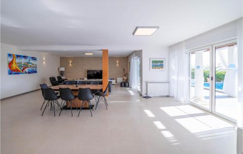 Stunning Home In Okrug Gornji