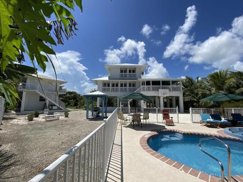 une maison avec une piscine en face de celle-ci dans l'établissement Private Estate Pool Ocean View 20 minutes to Key West, à Summerland Key