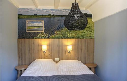 een slaapkamer met een bed met een schilderij aan de muur bij Gentiaan in Ommen