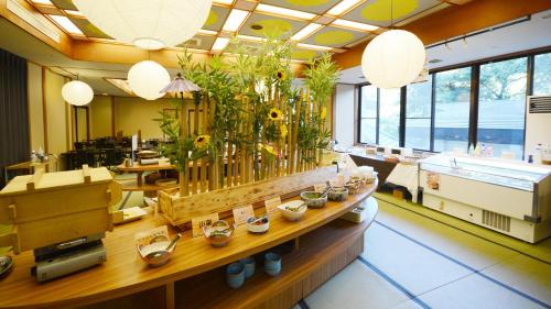 une salle avec un comptoir orné de fleurs et de plantes dans l'établissement Hotel Manyotei, à Nikkō