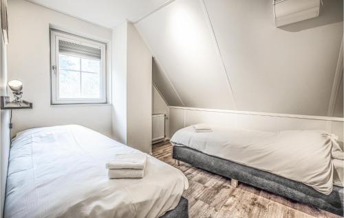 een slaapkamer met 2 bedden en een raam bij Amazing Home In Rijssen With Wifi in Rijssen