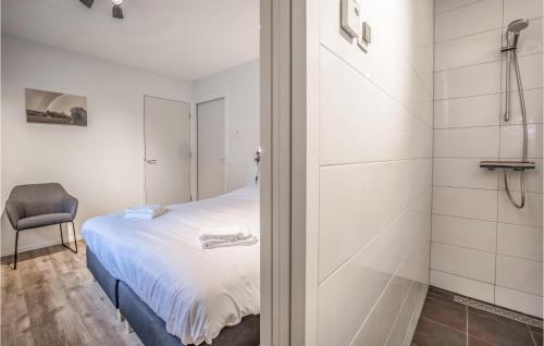 een kleine slaapkamer met een bed en een stoel bij Amazing Home In Rijssen With Wifi in Rijssen