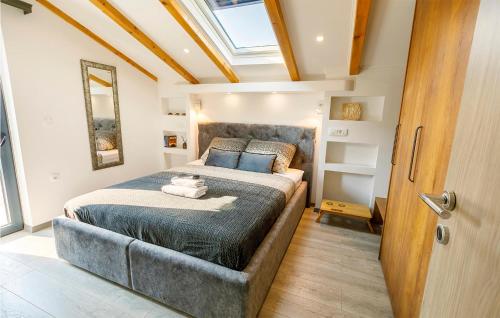 1 dormitorio con 1 cama y tragaluz en 4 Bedroom Cozy Home In Split, en Split