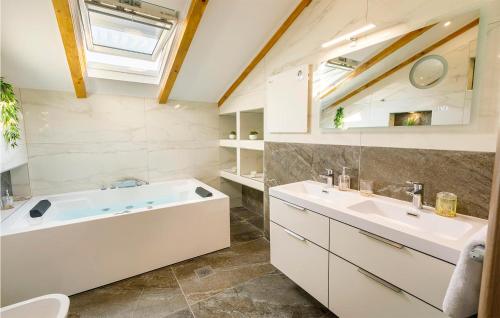 y baño con bañera, lavabo y espejo. en 4 Bedroom Cozy Home In Split, en Split