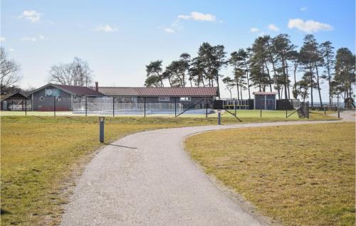 un percorso tortuoso in un parco con un edificio di Beautiful Home In Frjestaden With Kitchen a Färjestaden