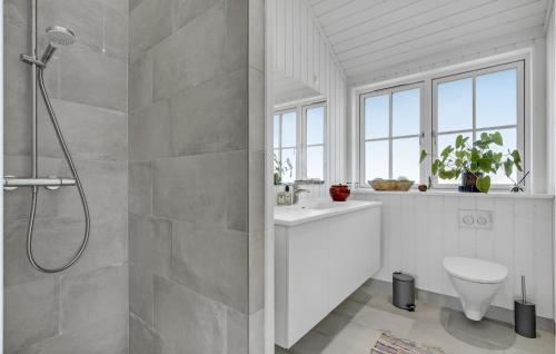 uma casa de banho com um chuveiro, um WC e um lavatório. em Lovely Home In Hornbk With Kitchen em Hornbæk