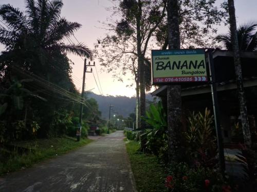 ein Straßenschild an der Seite einer Straße in der Unterkunft Khaolak Banana Bungalow in Khao Lak