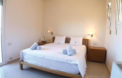 1 dormitorio con 1 cama blanca grande y 2 almohadas en Cozy Home In Perdika With Kitchen, en Perdika