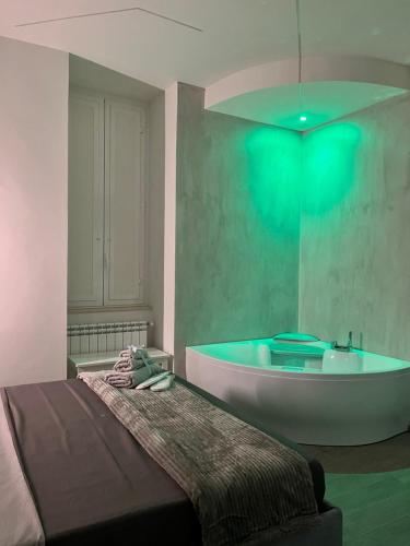La salle de bains est pourvue d'une baignoire et d'un lit. dans l'établissement The Secret Garden, à Salerne