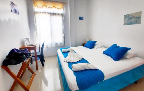 Letto o letti in una camera di Cielo Azul Galápagos Hotel