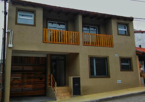 una casa con balcón en la parte superior en OHANA DEPARTAMENTOS DÚPLEX. en Tandil