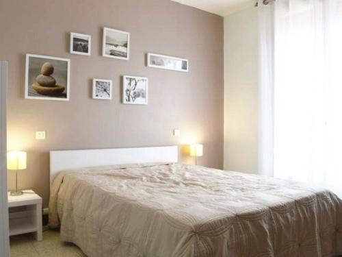 une chambre avec un lit et des tableaux au mur dans l'établissement Appartement 3 pièces avec balcon, 150m de la plage, 6 couchages, Narbonne Plage - FR-1-229B-701, à Narbonne