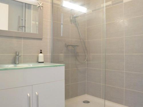 une salle de bain avec une douche avec une porte vitrée dans l'établissement Appartement 3 pièces avec balcon, 150m de la plage, 6 couchages, Narbonne Plage - FR-1-229B-701, à Narbonne