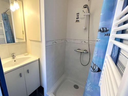 une salle de bain avec douche et lavabo dans l'établissement Appartement avec jardin proche plage et port, 2 chambres, parking privé, équipements complets - FR-1-481-56, à Combrit