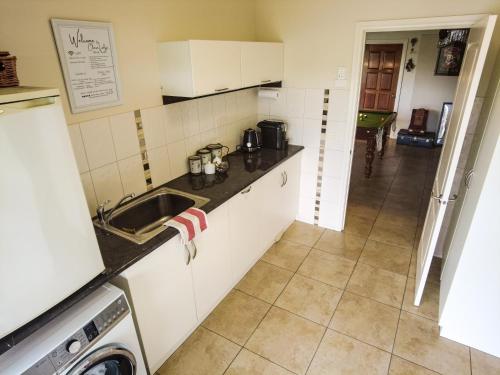 Una cocina o cocineta en Charm Lodge
