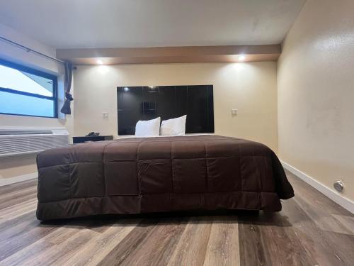 a bedroom with a large bed in a room at Circle Motor Lodge in South Amboy