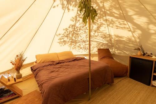 1 dormitorio con 1 cama en una tienda de campaña en Numie - Freycinet Peninsula - Glamping, en Coles Bay
