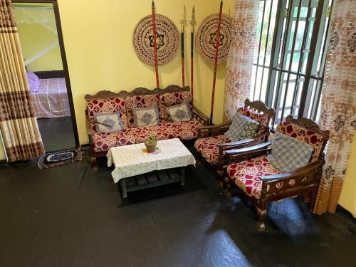 ウェリガマにあるMahiru Homestayのリビングルーム(ソファ、テーブル付)