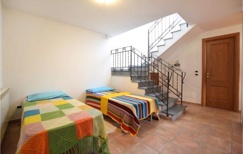 una camera con un letto con una coperta colorata di 4 Bedroom Cozy Home In Lido Di Camaiore a Lido di Camaiore