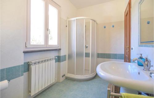 bagno con lavandino e doccia di 4 Bedroom Cozy Home In Lido Di Camaiore a Lido di Camaiore