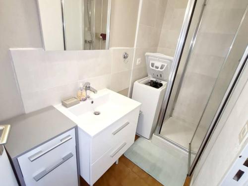 een badkamer met een wastafel en een douche bij Appartement Six-Fours-les-Plages, 3 pièces, 4 personnes - FR-1-316-268 in Six-Fours-les-Plages