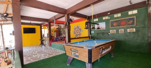 um quarto com uma mesa de bilhar numa sala de jogos em Wild Hippie Chang 