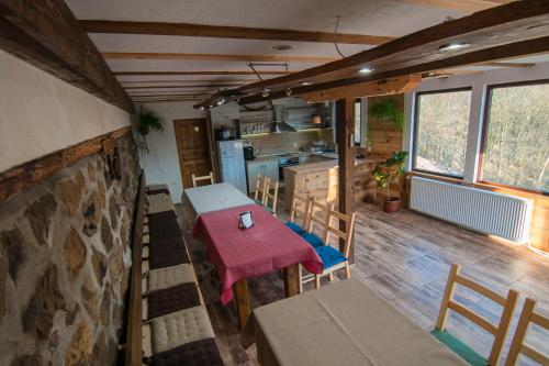 - une cuisine et une salle à manger avec une table et des chaises dans l'établissement Guest House Kandaferi 2, à Elena