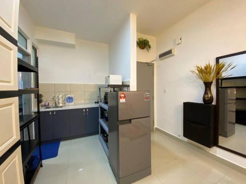 een keuken met een roestvrijstalen koelkast in een kamer bij ［NEW］PADDY BEE house in Brinchang