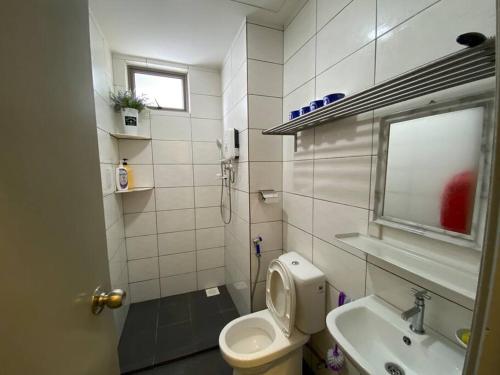 een badkamer met een toilet, een wastafel en een raam bij ［NEW］PADDY BEE house in Brinchang