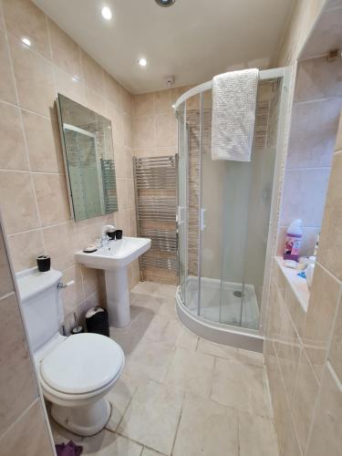 a bathroom with a toilet and a shower and a sink at JAh LODGE BRSITOL BIG HOUSE FREE PARKING 20 PERCENT OFF WEEKLY MONTHLY STAY BUSINESS CONTRACTOR STUDENTS RELOCATIONS 5BED in Bristol