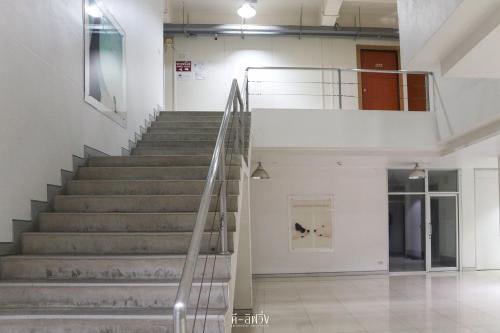a staircase in a building with a stair case at ดีลิฟวิ่ง เพลส มหาสารคาม in Maha Sarakham