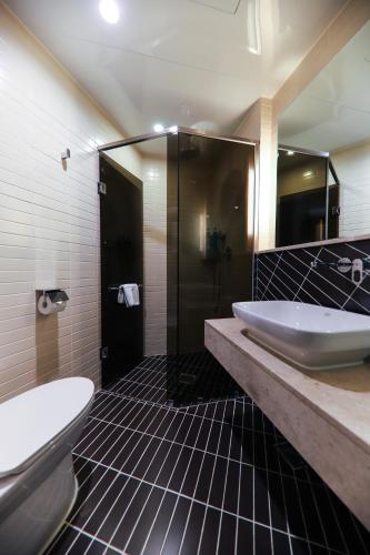 a bathroom with a tub and a sink and a toilet at LE SEOUL HOTEL in Seoul