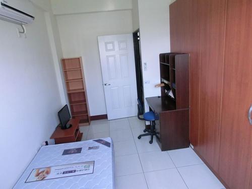 a room with a room with a box on the floor at Beauty Chen's House in Tianwei